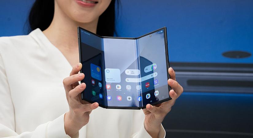 Seperc alatt elkapkodták a Samsung 800 ezer forintos, háromba hajtható telefonját