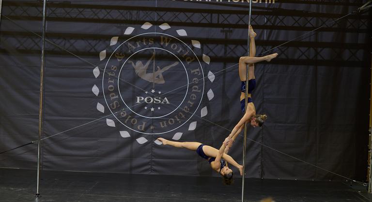 „Ha elengedem a kezét, az egésznek kampec” – erre gondol egy rúdsportos a levegőben