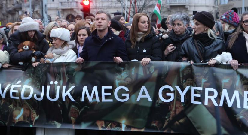 Már Budán vonul Magyar Péterék Karmelitához tartó tüntetése