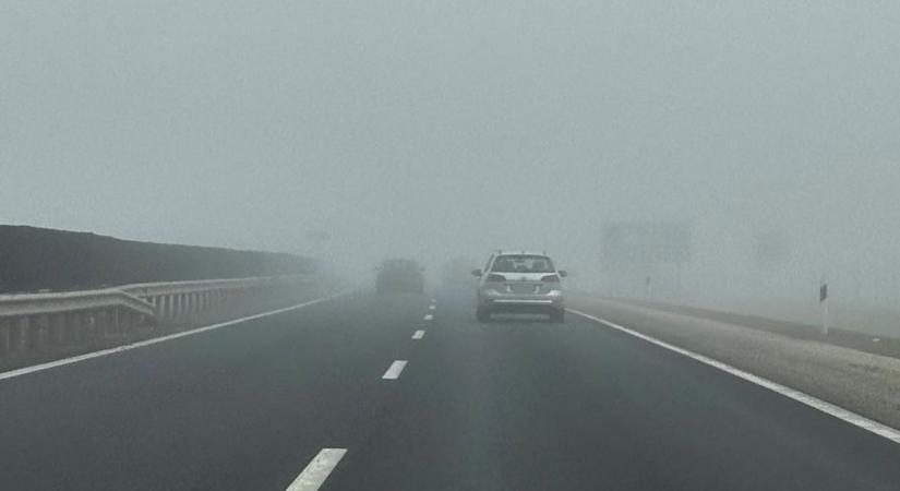 Sokan nappali menetfénnyel hajtanak tejködben az M86-oson - kiakadtak az autósok - fotó