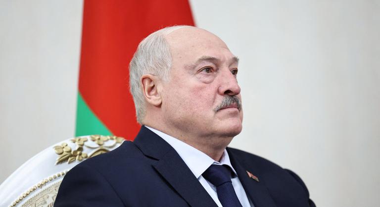 Belarusz 123 politikai foglyot engedett szabadon, köztük egy Nobel-békedíjas aktivistát is