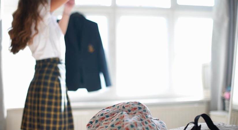 Kötelező iskolai egyenruha értékesítése