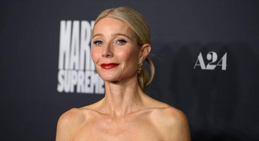 Gwyneth Paltrow és Chris Martin fia szívdöglesztő a vörös szőnyegen: a 19 éves Moses így pózolt anyja oldalán