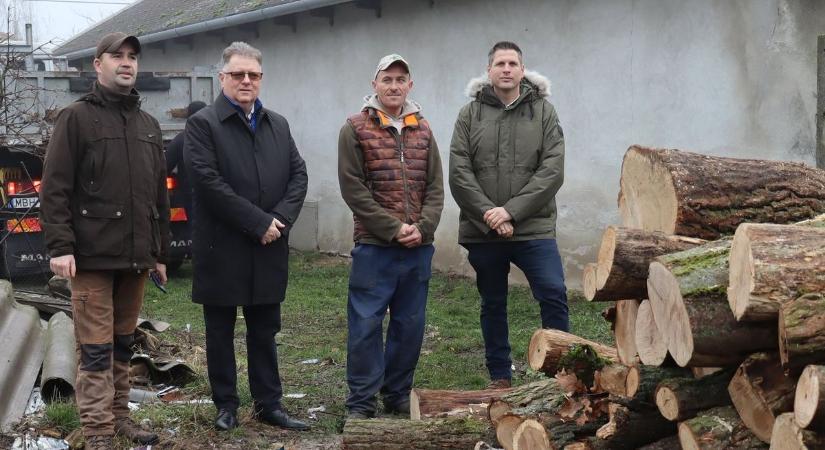 Téli tüzelővel segítettek egy rászoruló családnak