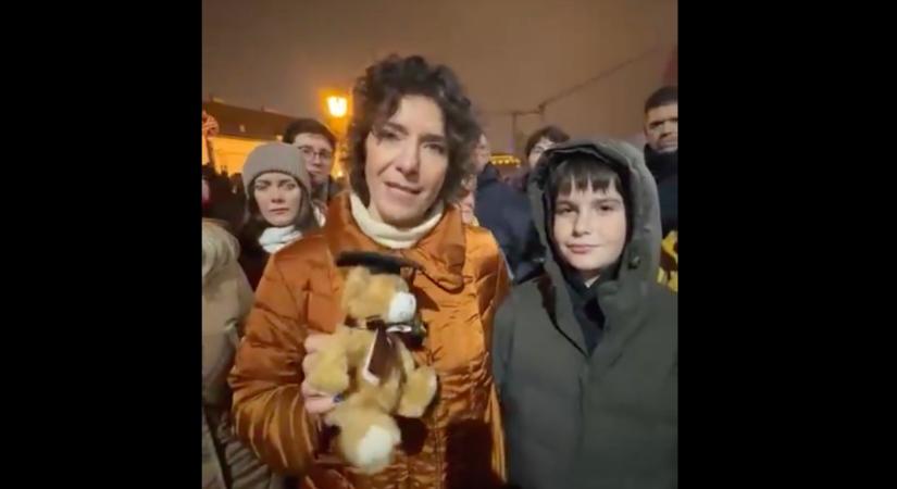 Dobrev Klára élőben a tüntetésről: a kisfia először demonstrál, macit is hozott