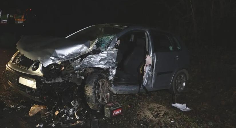 A Volkswagen karosszériája papírként gyűrődött össze az ütközéstől – képgaléria