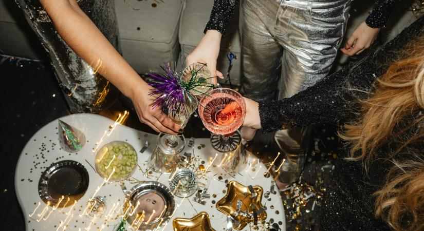 „Kidobtak egy buliról és az utcán sírva megismerkedtem a leendő férjemmel” – 10 különleges szilveszteri történet