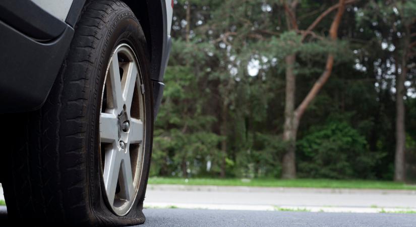 Tömegesen kaptak defektet az M7-esről lehajtva – megdöbbentő, mi terítette be az utat