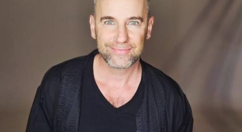 Látta Járai Mátét papként? Ráadásul dús hajjal? - fotó