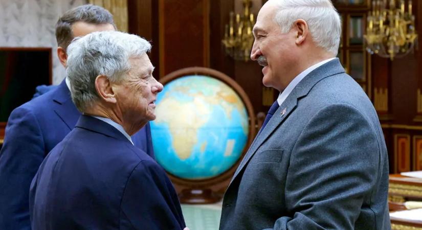 Száznál több politikai foglyot engedett szabadon Belarusz, köztük egy Nobel-díjas aktivistát is