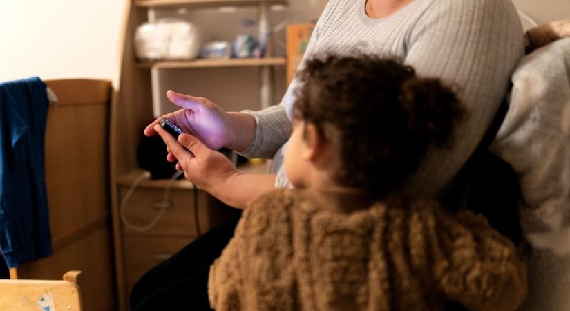 Felhoz szorítva, késsel fenyegetve: hány élete van egy anyának?