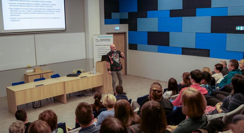 A mindennapi függőségekről beszélt dr. Zacher Gábor a Széchenyi István Egyetem Zalaegerszegi Innovációs Parkjában