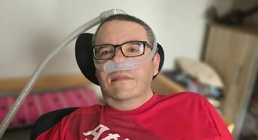 Megdöbbentő, új fejlemény az ország legidősebb Duchenne-szindrómás betegéről - a Bors segített Péternek
