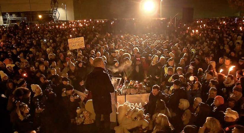 Magyar Pétera a Sándor-palota előtt: Hogy hagyhatják, hogy ebben az országban gyermekeket megverjenek, bezárjanak, éheztessenek?