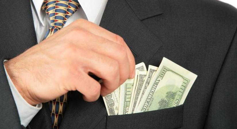 A Hitlerjugend egyenruháját gyártotta, ma tömegek viselik öltönyeit