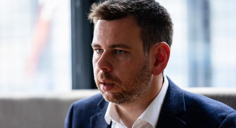 Vitézy szerint kevés idegesítőbb dolog van annál, mint amikor a fizetéssel bajlódsz és lekésed a buszt