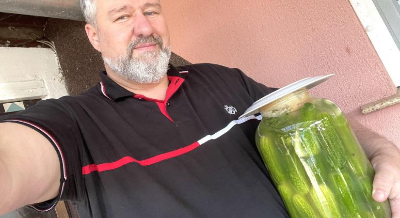 Simonka György szerint mindig is úgy volt, hogy a politikusok a számukra kedves embereket rakják be a hivatalokba, hogy ott alig végezzenek valós tevékenységet