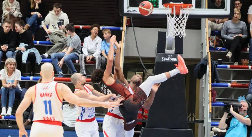 A pályán és a nézőtéren is tartogatott izgalmakat az ASE–Olaj rangadó (képgalériával)