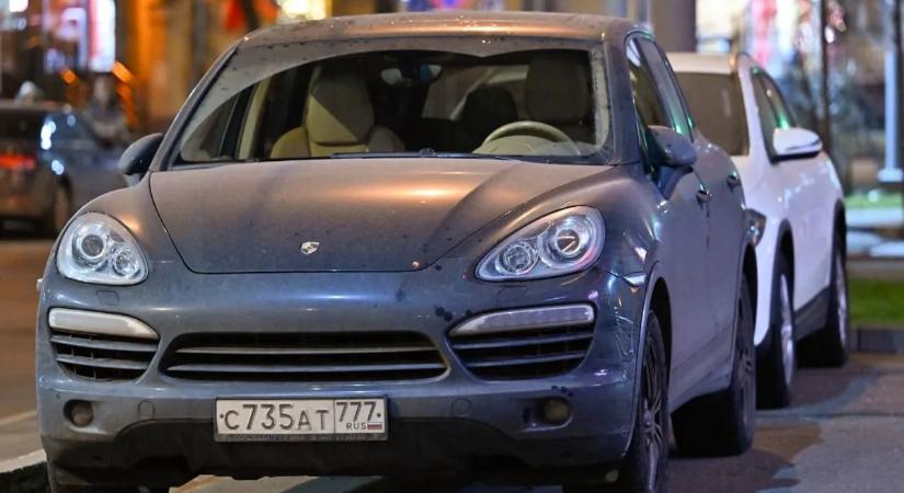 Ez elképesztő! Leálltak Oroszországban a Porschék