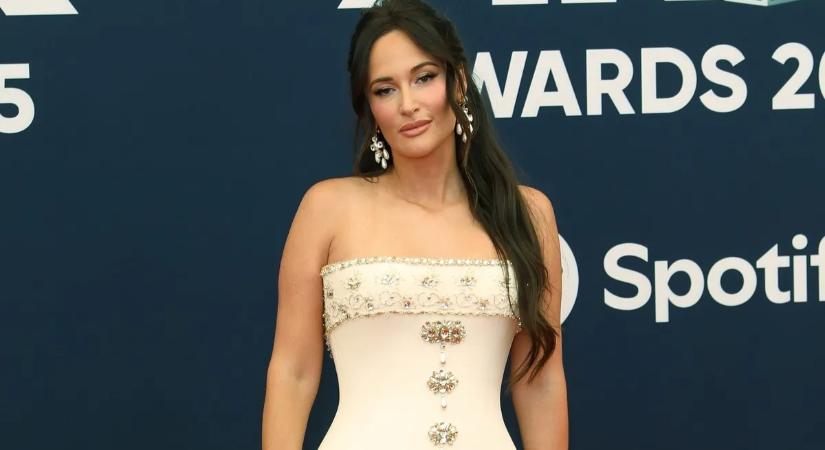 A melleit nem lehet nem észrevenni - az énekesnő nem bízott semmit a fantáziára