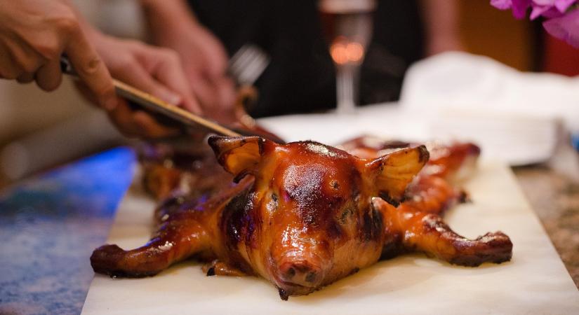 Botrány a budapesti adventi vásárban: panaszok miatt rejtve sütik a malacot