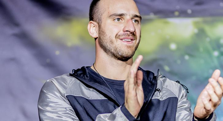 Ezzel az egyszerű gesztussal lepte meg teljesen Brasch Bence Básti Julit