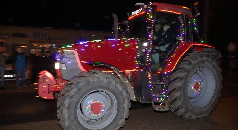 Újra fénybe borult Magyaralmás – nagy sikerrel zajlott a fénytraktoros felvonulás (galéria, videó)