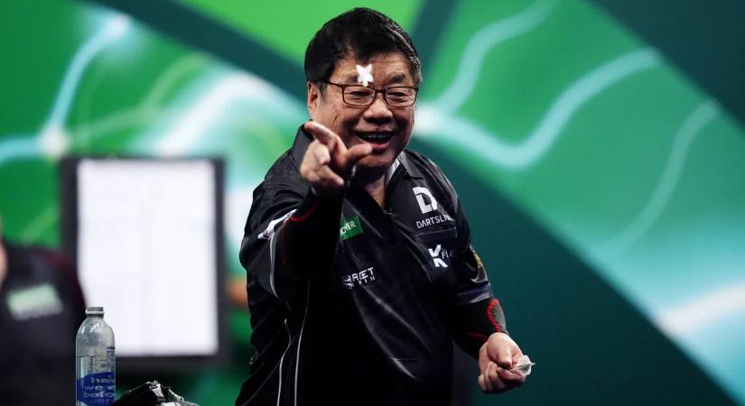 A 71 éves Paul Lim győzött a dartsvilágbajnokság első fordulójában!