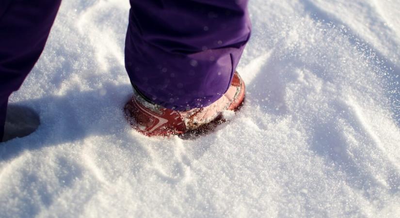 Egy 6 éves kislány egyedül, sapka és kesztyű nélkül sétálgatott a dermesztő hidegben