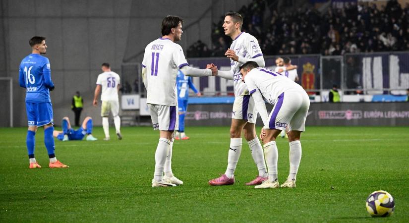 „Nagyon megijedtünk” – fejbe rúgták, eszméletlenül terült el az Újpest játékosa, döbbent csend a stadionban