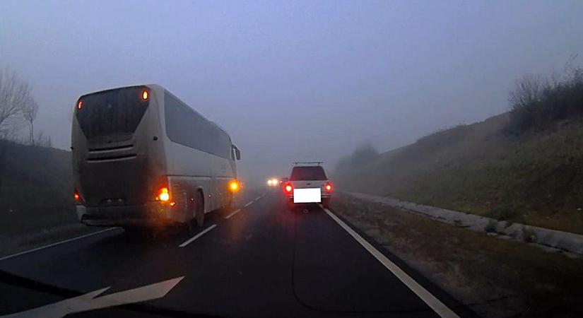 Majdnem tragédiát okozott a Szombathelyre tartó busz - videón az életveszélyes előzés