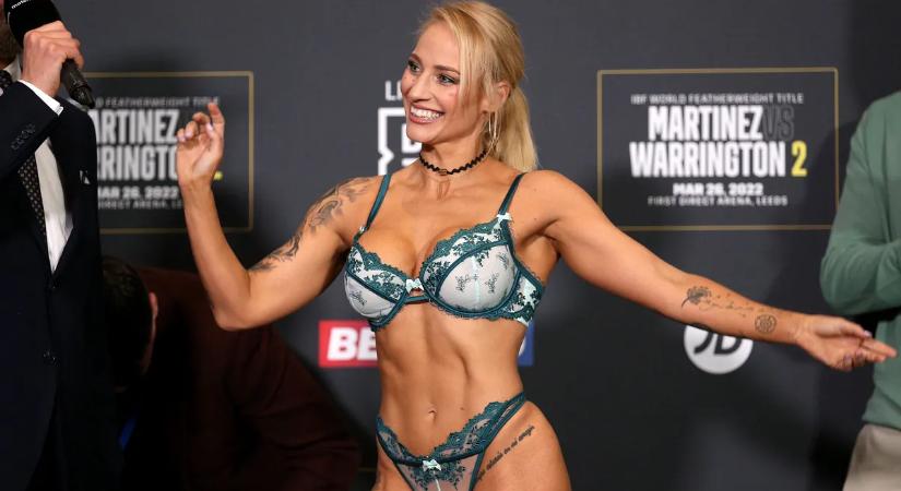 Lángra gyújt a szőke bombázó teste: újra hódít a kebelcsoda matektanárnő