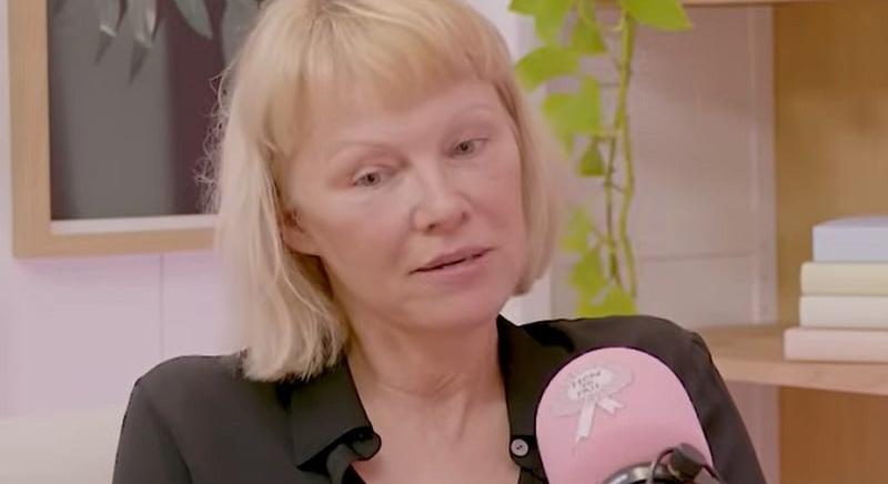 Elképesztő névváltoztatáson töri a fejét a 90-es évek szexikonja – Pamela Anderson az érdekes hangzású nagyapjára emlékezne így