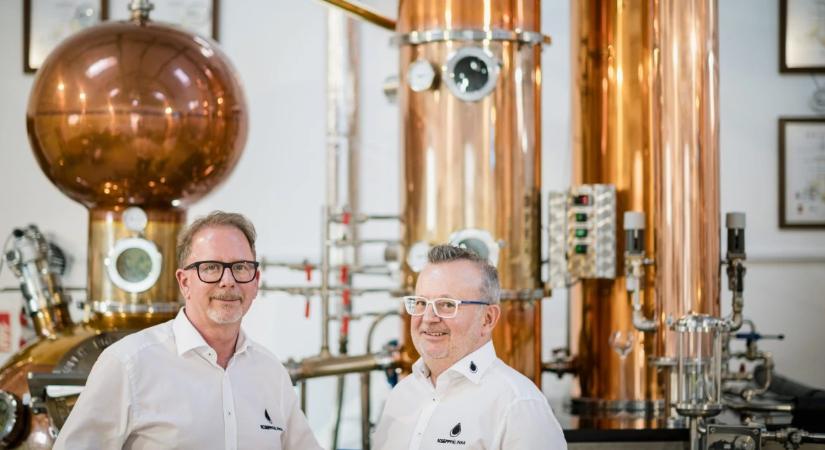 Fél tizenegykor bejött, és azt mondta: Tibi, csinálunk egy pálinkafőzdét. Háromra már az ügyvédnél voltunk céget alapítani