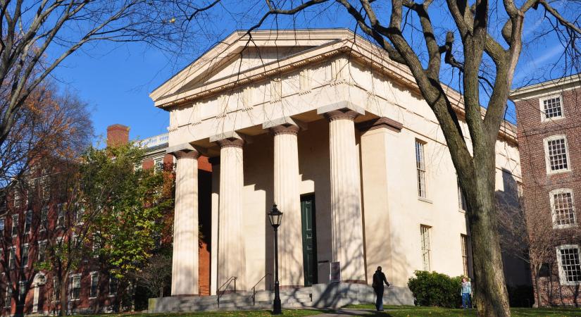 Két diák meghalt, kilencen megsérültek, mikor egy fegyveres tüzet nyitott a Brow egyetemen