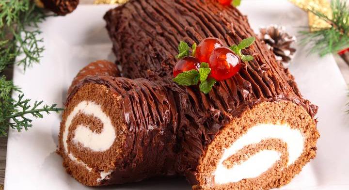 Karácsonyi fatörzs házilag: krémes mascarpone öleli körbe a piskótát