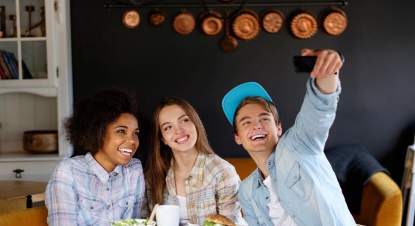 Kamasz az ebédlőasztalnál – aknamező az étkezés is, mit kezdjen vele a szülő?