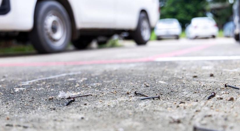 Sorban kaptak defektet a járművek az autópályáról lehajtva