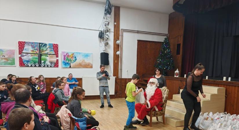 Gyerekek ünnepvárását tették szebbé (vasárnap)