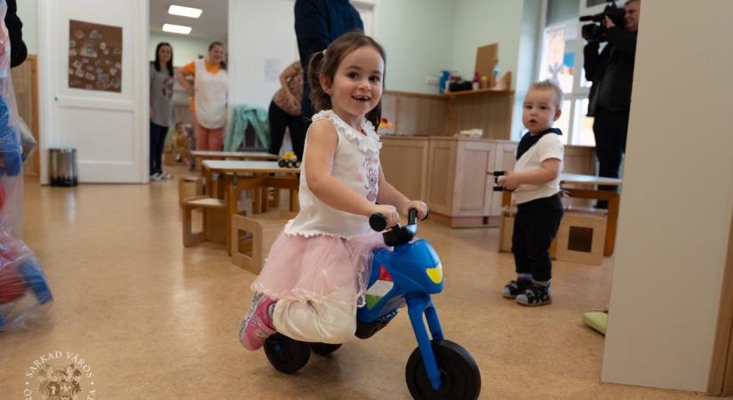 Újabb műanyag kismotorok érkeztek a sarkadi bölcsődékbe