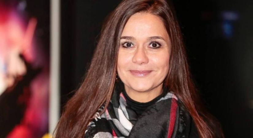 A 90-es évek gyönyörű műsorvezetője volt: 55 évesen évtizedeket is letagadhatna a karácsonyfa előtt készült fotókon