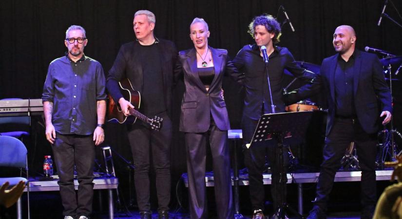 Speciális programmal lépett fel a népszerű alterpop zenekar Zalában