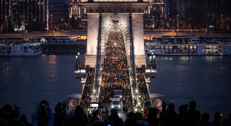 Végre videón nézhetjük a gyerekbántalmazást, most már buknia kell ennek a rohadék kormánynak