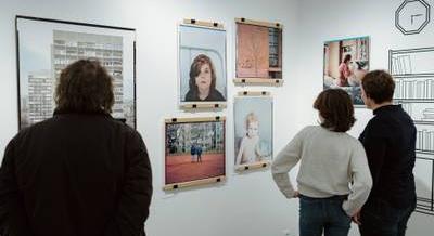 A lakótelepek színpompás népe – Hernád Géza fotókiállítása a lakótelepek világáról a Capa Központban