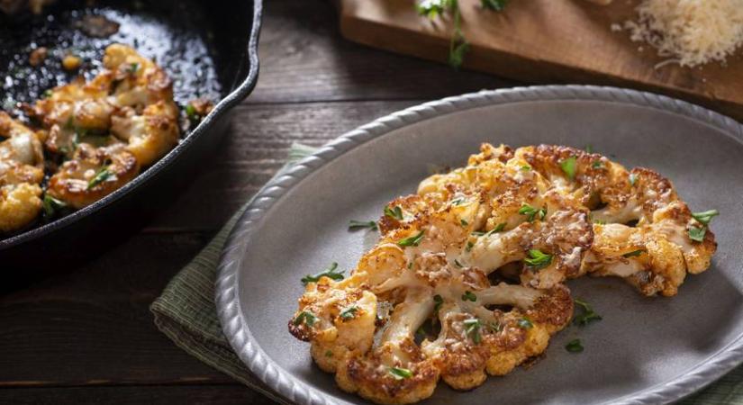 Vajpuha karfiolsteak reszelt sajttal megkoronázva: felejthetetlen vacsora