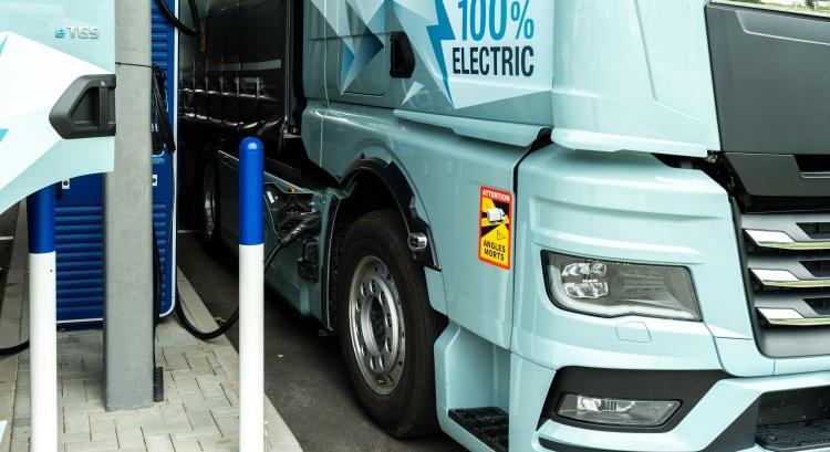 Nagy teljesítményű töltőhálózat a főbb útvonalakon