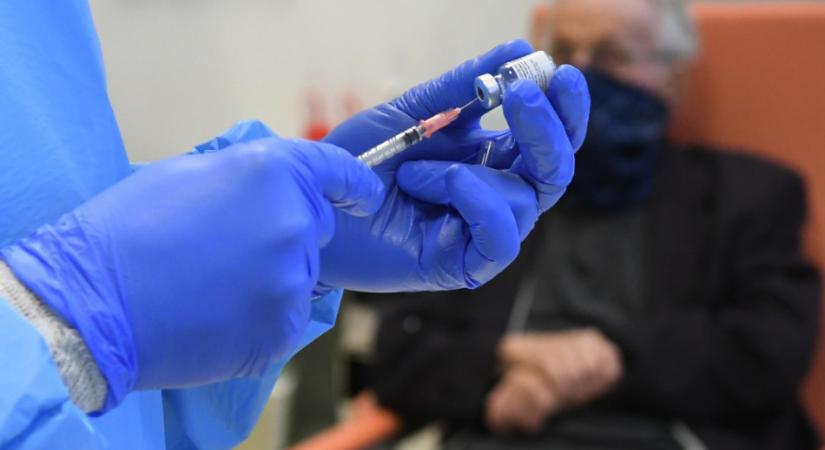 Csehországban kevés a vakcina, ezért az oltás leállítását javasolták