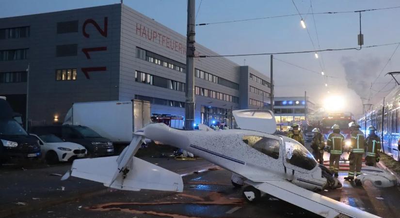 Az út lett a kifutópálya – autók közé csapódott a repülőgép