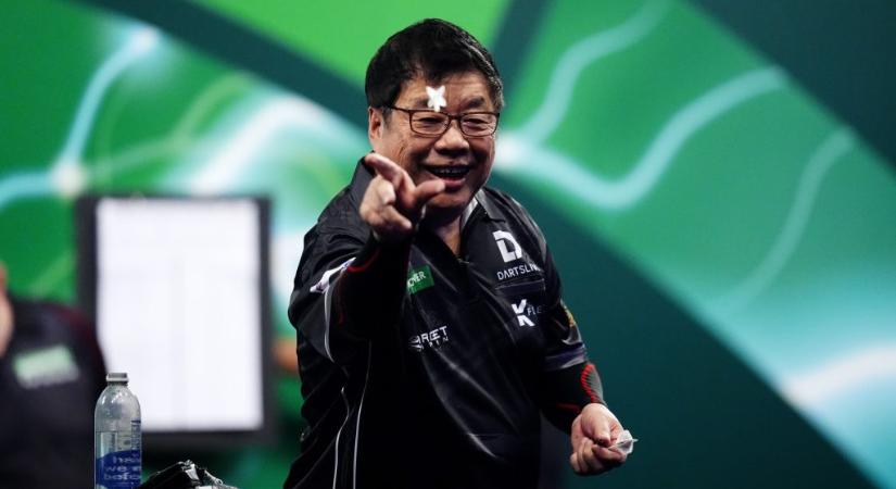 Történelem a dartsvébén: ennyi idősen még senki sem nyert meccset