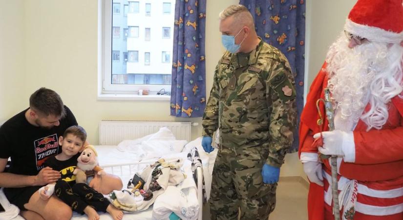 A Mikulás katonai kísérettel és ajándékokkal érkezett a Petz-kórházba - fotók